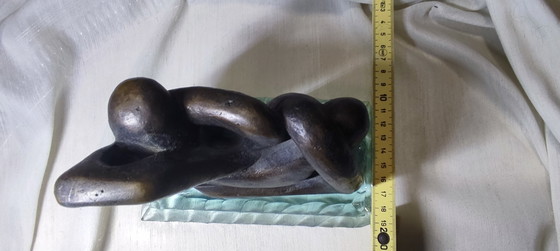 Image 1 of Escultura abstracta de bronce sobre base de vidrio sólido