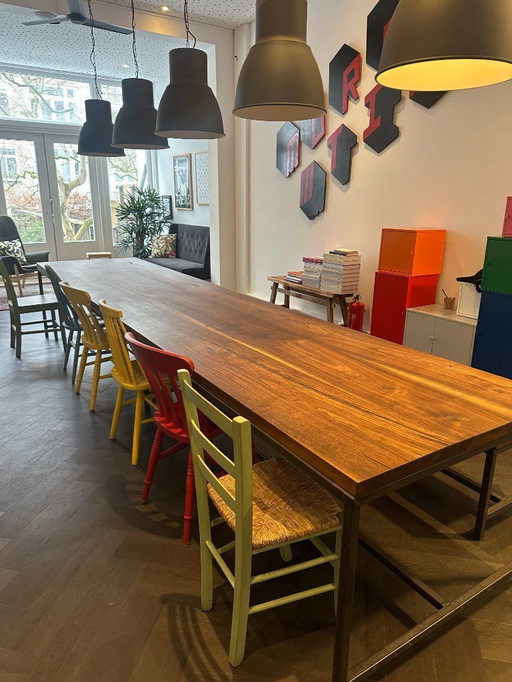 Tafel van walnotenhout