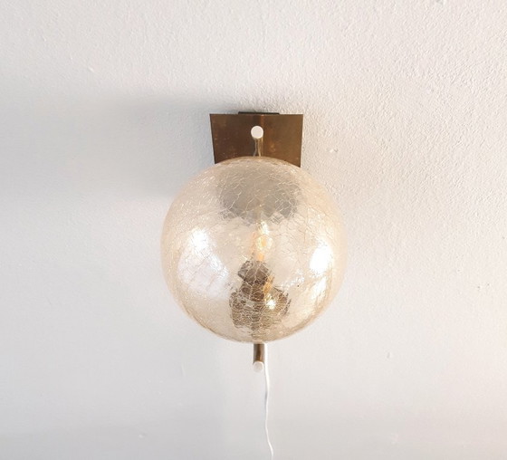 Image 1 of Lampada da parete vintage Richard Essig con paralume a sfera in ottone e vetro ghiacciato, lampada da parete mcm