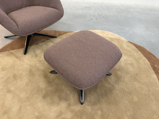 Image 1 of Poltrona girevole Pode Flare con poggiapiedi in tessuto