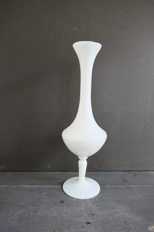 Vase vintage en opaline blanc sur pied