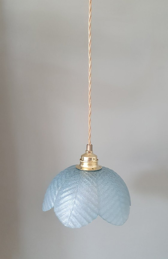 Image 1 of lampada a sospensione in vetro francese vintage a forma di fiore. Vetro blu e bianco.
