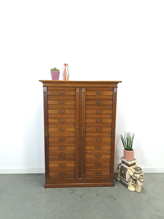 Image 1 of Ancienne commode d'archives en bois