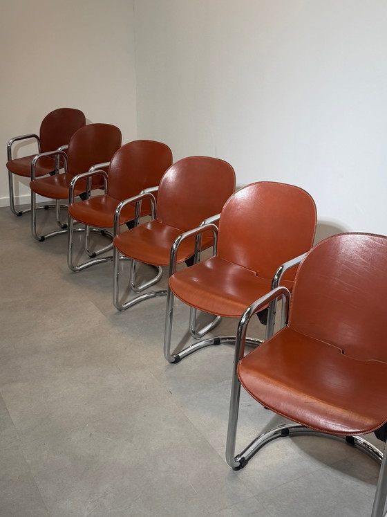 *Juego de 6 sillas “Dialogo Dessau” de Tobia & Afra Scarpa para C&B Italia – Piel color coñac, estilo Bauhaus (photo 6 of 10)