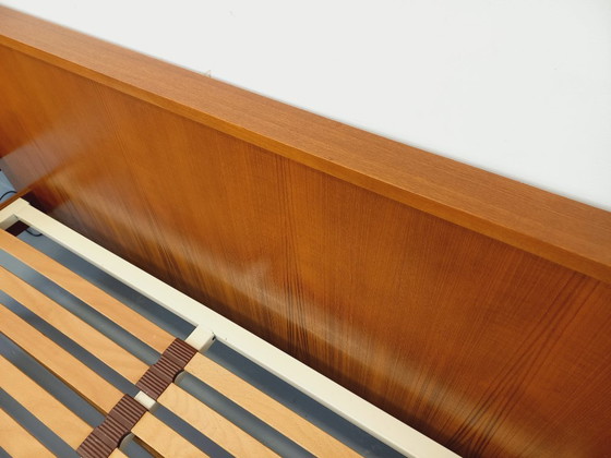 Image 1 of Lit double vintage style scandinave en teck des années 60 avec chevets lumineux intégrés et sommier