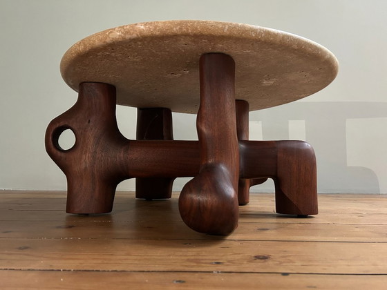 Image 1 of Unieke Casey McCafferty Salontafel | Geolied Notenhout & Travertijn | Handgemaakt