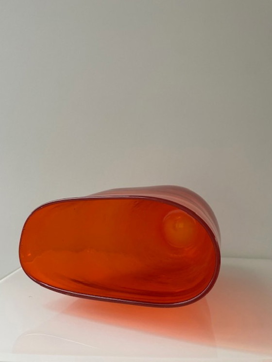 Image 1 of Jarrón soplado a mano en vidrio naranja intenso.