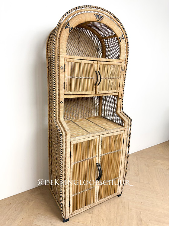 Image 1 of Bibliothèque-armoire vintage bohème en rotin et osier, à arc.