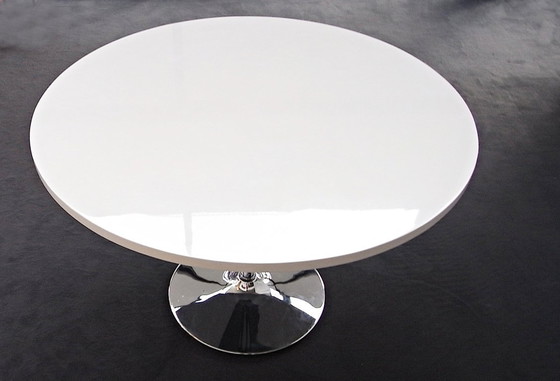 Image 1 of Tavolo da pranzo rotondo con piano bianco lucido su struttura Tulip in cromo, 120 cm (non Saarinen/Knoll)