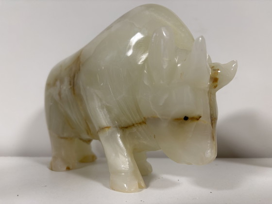 Image 1 of handgeslepen onyx beeldhouwwerk Stier