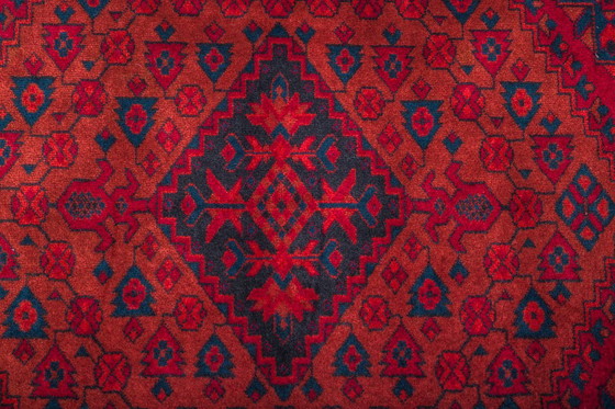Image 1 of  Nahöstlicher Teppich aus rot-blauer Wolle im Tribal-Stil, 1950er Jahre