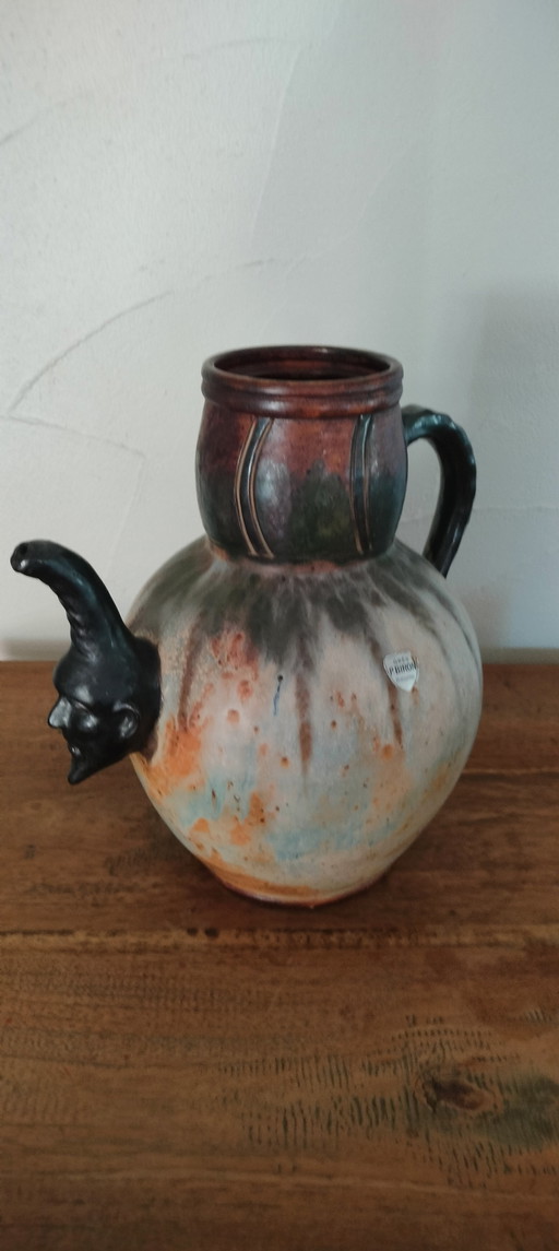 Céramique belge Pierre Biron décorée d'un bec verseur en forme d'Arlequin