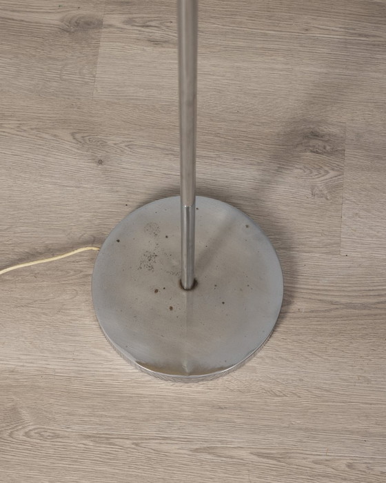 Image 1 of  Pagina 1 van 9 Vintage vloerlamp uit 1960 in metaal en geplooide kap Italiaans ontwerp