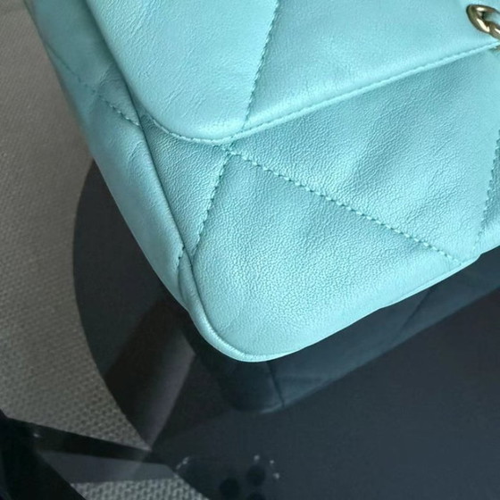 Image 1 of Chanel Small 19 Tas C19 Gewatteerd geitenleer Tiffany Blue Tweekleurig Gouden Hardware Serie 29