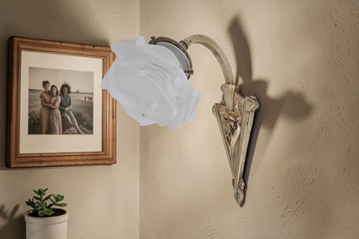 Jugendstil-Wandleuchte aus vergoldeter Bronze – Tulpenförmiger Schirm aus mattiertem Glas – Um 1900