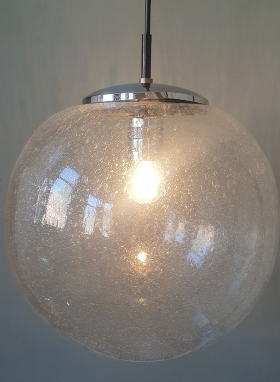 Image 1 of Grande lampe globe vintage du milieu du siècle / lampe suspendue avec bulles d'air fermées (30 cm).
