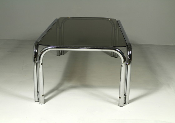 Image 1 of Grande table basse en acier tubulaire et verre fumé, années 1980.