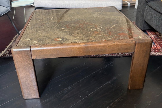 Image 1 of Mesa de centro antigua con cubierta de piedra fósil y patas de madera