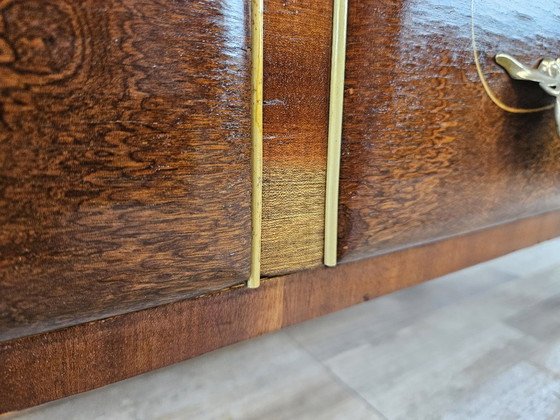 Cassettiera Art Decò anni '50 in radica di noce e ottone – Cassettiere, Wood (photo 11 of 21)