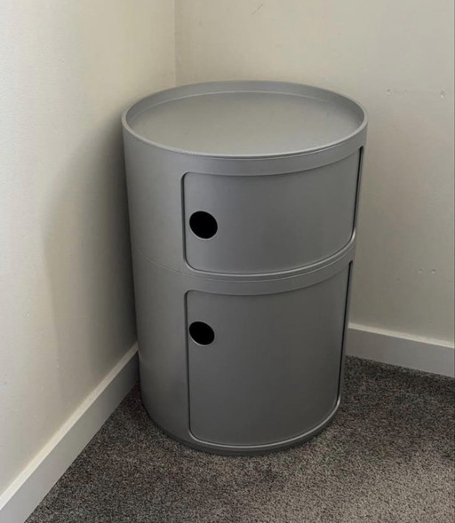 Zwei runde Kartell-Schränke, 2 Türen, große Ausführung, 60 cm hoch, 42 cm Durchmesser