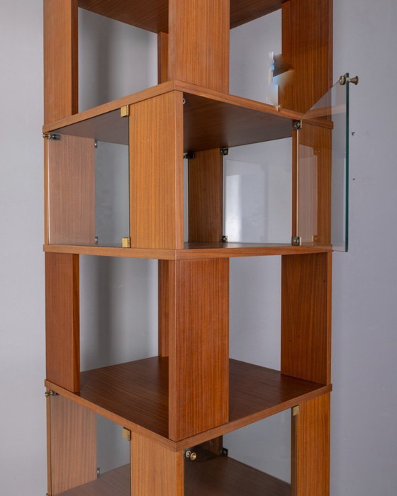 Image 1 of GROTE VINTAGE ITALIAANSE ONTWERP HOUTEN CENTRALE DRAAIBARE BOEKENKAST UIT DE JAREN 60