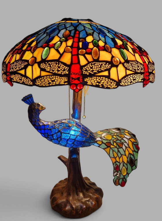 Lampe Dragonfly style Tiffany. Hauteur 60 cm. Diamètre abat-jour 45 cm. – Glass, Metal (photo 4 of 6)