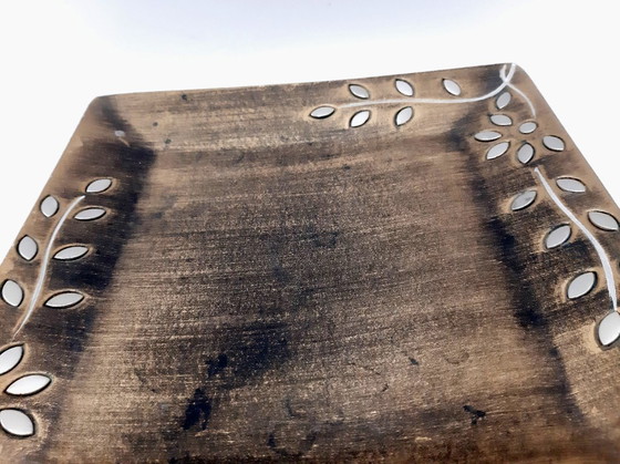 Image 1 of Plato cuadrado de madera de acacia, fuente para servir con adornos florales en tono plateado.