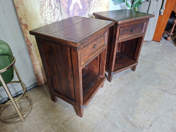 Image 1 of Mesitas de noche, cómoda y mesas auxiliares de teca, de 49x39cm y 69cm de alto.