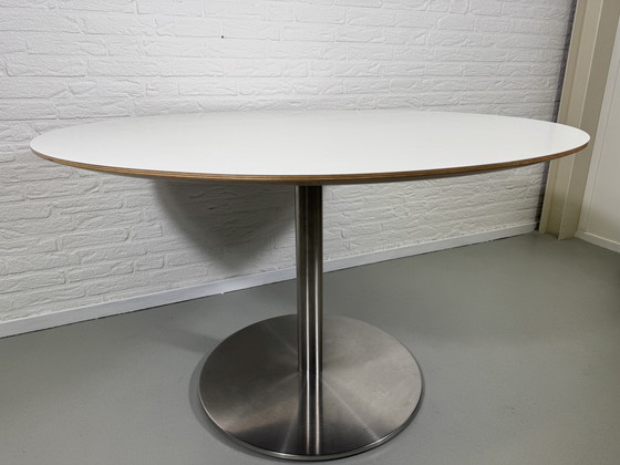 Image 1 of Ronde eettafel met metalen poot en houten rand - 120 cm