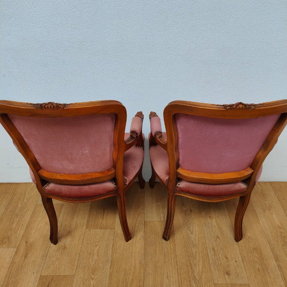 Image 1 of Ensemble de deux chaises et fauteuils vintage français Louis XV en bois et velours