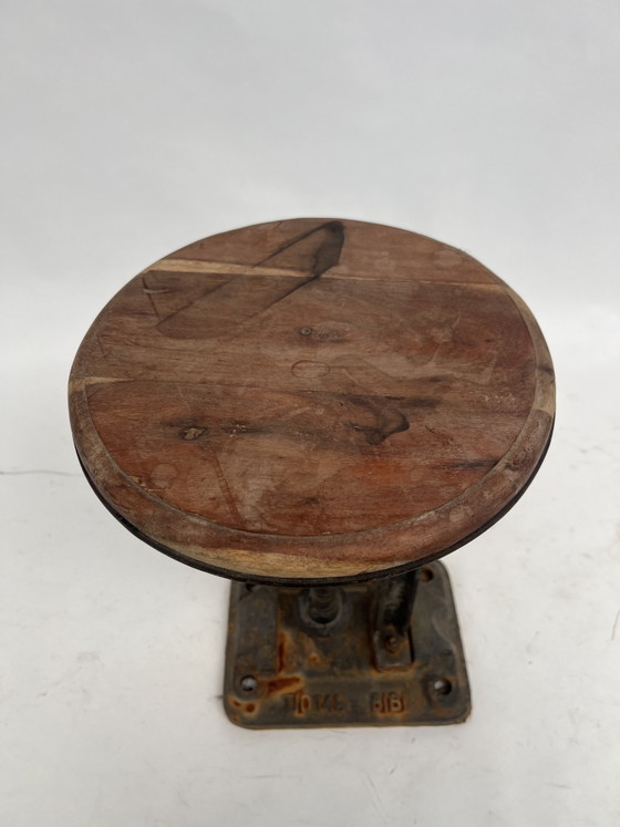 Image 1 of Industriële bijzettafel/kruk vintage