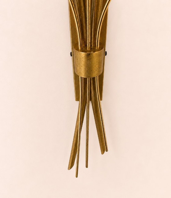 Image 1 of Een paar vintage XL wandlampen, messing en gebogen opaalglas, Frankrijk 1960.