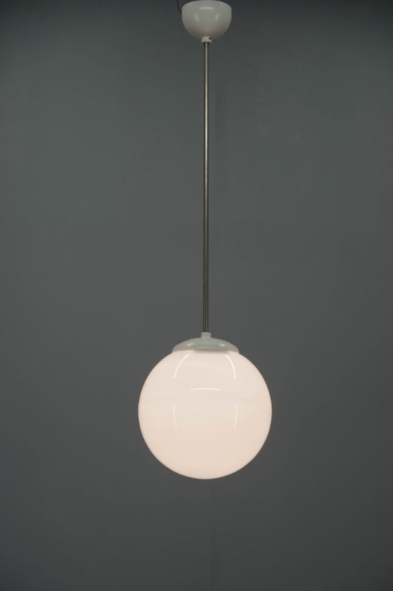 Image 1 of Hanglamp met opaalglazen bol uit de jaren 1940 | Vintage plafondlamp | Opnieuw bedraad