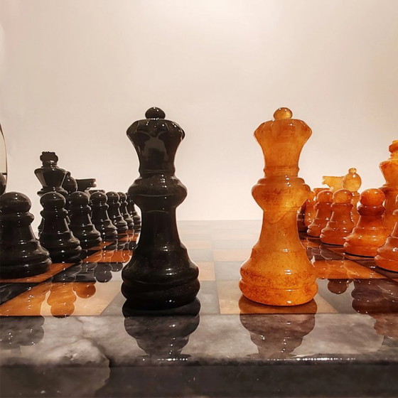 Image 1 of Jeu d'échecs de luxe vintage des années 1970 en véritable albâtre de Volterra sculpté à la main - Noir et agate (brun) - Fabriqu