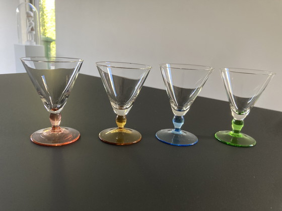 Image 1 of Vier französische Schnapsgläser, Mid Century (1950er Jahre), mit farbigem Sockel