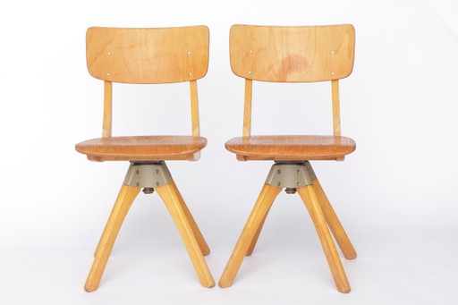 Par de sillas giratorias vintage Casala, sillas industriales alemanas de madera de haya de los años 70, asientos ajustables