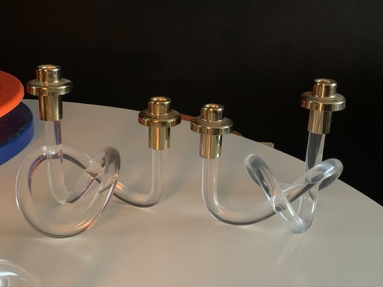 Image 1 of Dos candelabros retorcidos de lucita dorada de Elaine Bscheider para Dorothy Thorpe