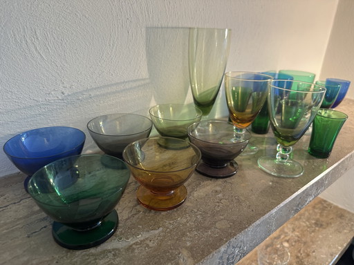 Vintage Gekleurd Dun Glaswerk: Diverse Soorten Glaasjes – glazen karaffen (photo 2 of 5)