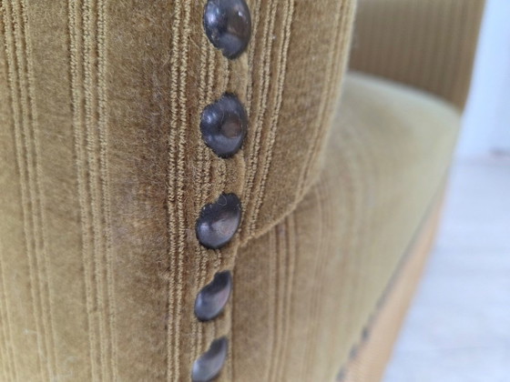 Image 1 of Dänisches 2-Sitzer-Sofa aus den 1970er Jahren, originaler grüner Möbelveloursbezug.