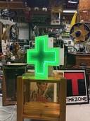 Neon lichtbak groen kruis vintage apotheek