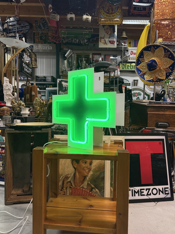 Image 1 of Neon lichtbak groen kruis vintage apotheek