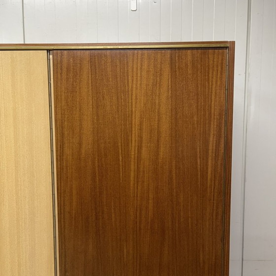 Image 1 of Armadio vintage di metà secolo con ripiano appendiabiti rimovibile per la biancheria.