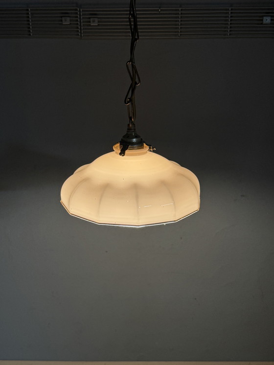 Image 1 of Lampada a sospensione antica Art Déco: vetro elegante e atmosfera senza tempo