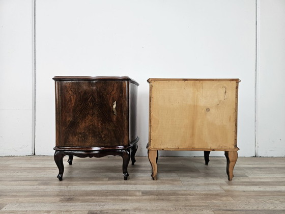 Een paar Chippendale nachtkastjes uit de jaren 1940, gemaakt van wortelnotenhout. – Wood, Klassiek (photo 3 of 16)