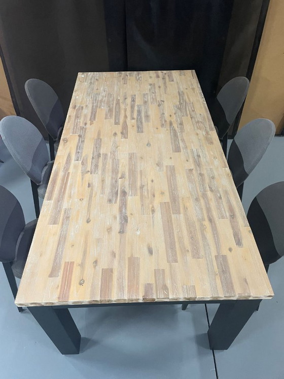Image 1 of Grote eettafel met vierkante houten poten