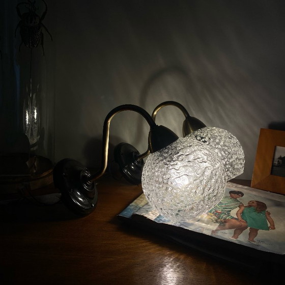 Image 1 of Coppia di applique da parete vintage a collo d'oca in ottone con vetro a bolle e globi in porcellana