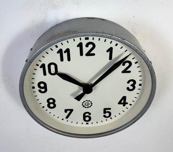 Image 1 of Grijze industriële fabriekswandklok van Chronotechna, jaren 50