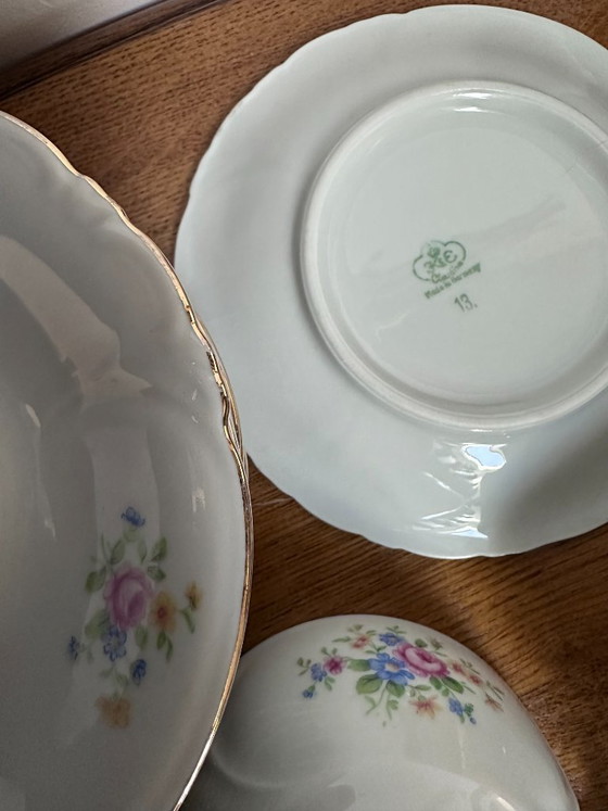 Image 1 of 11 tazze e 9 piattini vintage in porcellana bianca con decorazioni floreali, risalenti al XX secolo e numerati.
