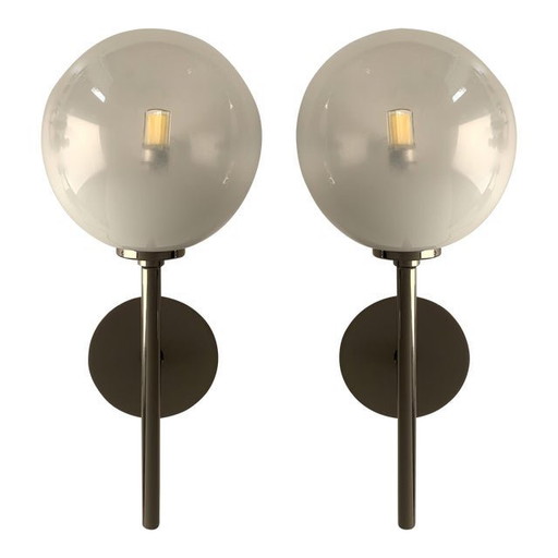 Satz von zwei zeitgenössischen Gradient White Sphere In Black Nikel Wandleuchter