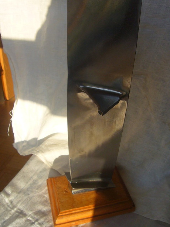 Objeto de titanio metálico, obra de arte, escultura hecha a partir de una pala de ventilador, pala de motor, (photo 9 of 11)